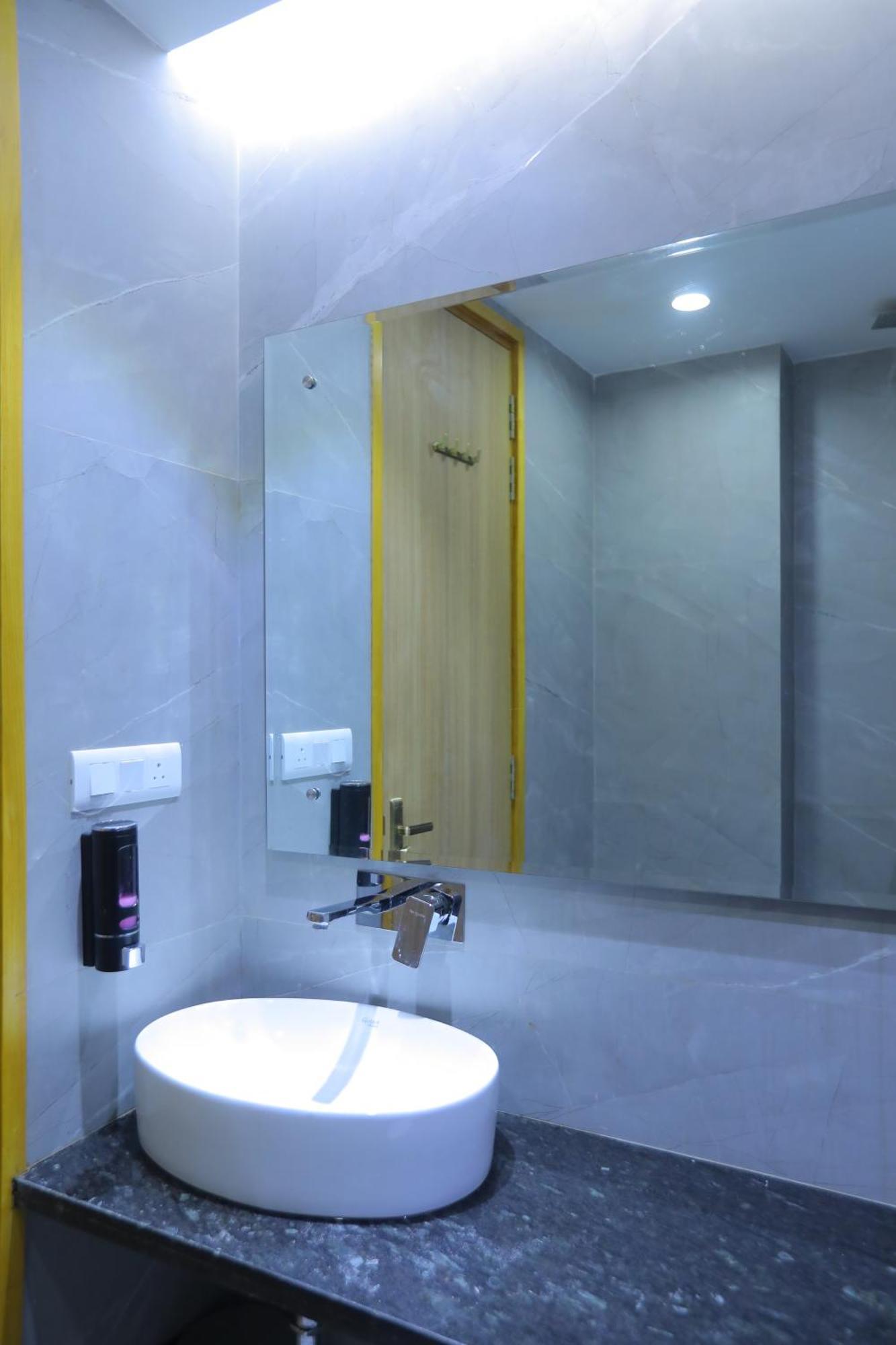 Hotel Glitz - Walk In From New Delhi Railway Station Exterior photo